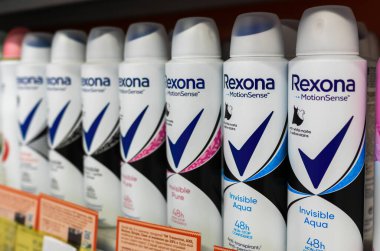 Zaporizhzhia, Ukrayna - 20 Aralık 2024: Rafta bulunan Rexona MotionSense serisi terleme önleyici deodorant
