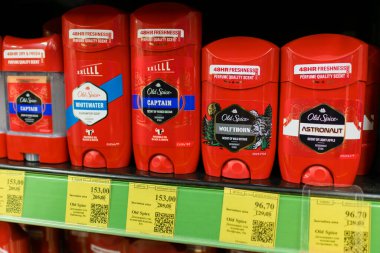 Zaporizhzhia, Ukrayna - 20 Aralık 2024: Old Spice Deodorants 48HR Freshness Wolfthorn, Astronot, Captain, Whitewater on the Store Shelf