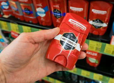 Zaporizhzhia, Ukrayna - 20 Aralık 2024: Old Spice Astronaut bir adamın elindeki 48HR Taze Deodorantı mağaza raflarının arka planına yapıştırdı