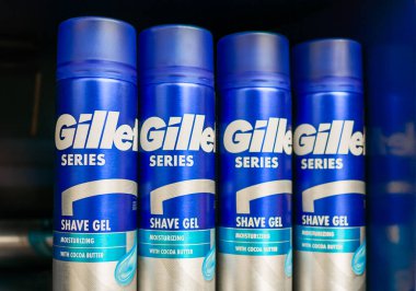 Zaporizhzhia, Ukrayna - 20 Aralık 2024: Gillette Serisi, Kakao Tereyağı ile Nemlendirici Tıraş Ediyor