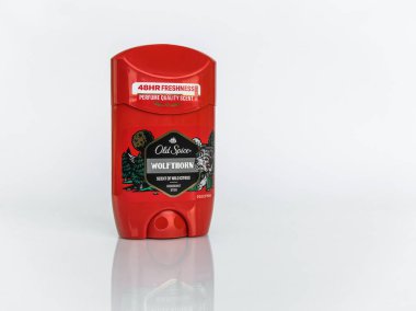 Zaporizhzhia, Ukrayna - 9 Ocak 2025: Erkekler deodorant çubuğu Old Spice Wolfthorn 48 HR Freshness beyaz zemin üzerinde yansıması ile izole edilmiş