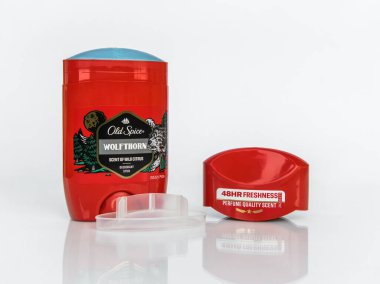 Zaporizhzhia, Ukrayna - 9 Ocak 2025: Erkekler deodorant çubuğu Old Spice Wolfthorn 48 HR Taze ve kapağı beyaz bir arka planda yansımayla izole edilmiş