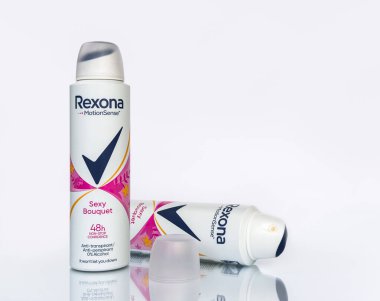 Zaporizhzhia, Ukrayna - 9 Ocak 2025: Rexona MotionSense anti-terletici deodorant beyaz arkaplanda yansıması ile izole edildi