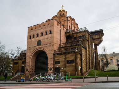 Kyiv, Ukrayna - 7 Nisan 2025: Altın Kapı, Bilge Yaroslav döneminde Kievan Rus döneminden kalma bir savunma mimarisi anıtıdır.
