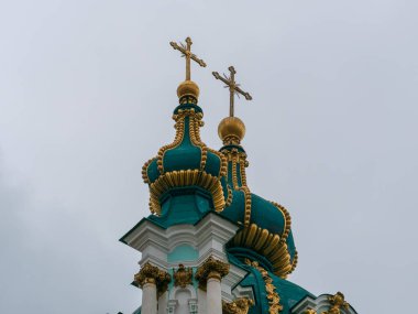 Kyiv, Ukrayna - 7 Nisan 2025: 1747 ve 1753 yılları arasında Bartolomeo Rastrelli 'nin tasarımına göre yapılmış St. Andrew Kilisesi' nin yaldızlı haçlı kubbeleri