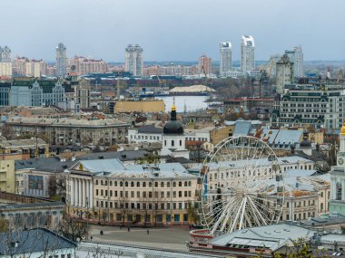 Kyiv, Ukrayna - 7 Nisan 2025: Kyiv-Mohyla Akademisi ve Kontraktova Meydanı 'na kurulan dönme dolap manzarası