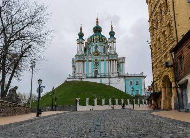 Kyiv, Ukrayna - 7 Nisan 2025: St. Andrews Kilisesi 'nin Andriyivskyy Descent' inden, Bartolomeo Rastrelli tarafından 1747 yılında inşa edilmiştir.)