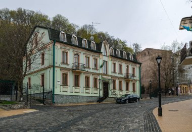 Kyiv, Ukrayna - 7 Nisan 2025: Andriyivsky Descent 'deki Brezilya Büyükelçiliği hafif bir kar yağışı sırasında