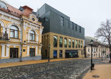 Hafif bir kar yağışı sırasında Podil 'deki Andriyivvsi Tepesi Tiyatrosu