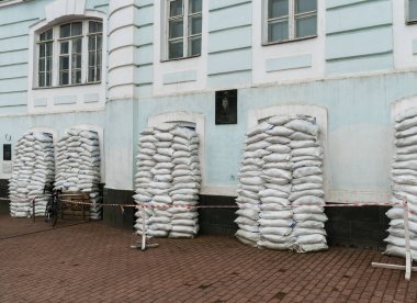 Kyiv, Ukrayna - 7 Nisan 2025: Podolsk Çocuk Yaratıcılığı Bölgesi Sarayı 'nın pencerelerini kaplayan kum torbaları füze saldırıları ve bombalamalara karşı koruma amaçlı