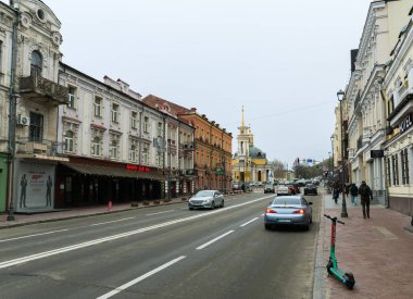 Kyiv, Ukrayna - 7 Nisan 2025: Petra Sahaidachnoho Caddesi ve Kyiv 'deki İsa' nın Doğumu Kilisesi