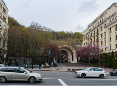 Kyiv, Ukrayna - 7 Nisan 2025: Volodymyr Descent boyunca çiçek açan ağaçlarla Kyiv Funicular 'ın girişinin görüntüsü