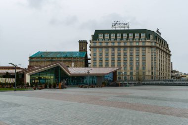 Kyiv, Ukrayna - 7 Nisan 2025: Poshtova Meydanı 'nda Brodsky Asansörü ve Fairmont Grand Hotel Kyiv ile McDonald' s restoranının görüntüsü