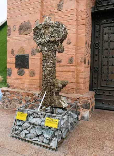 Kyiv, Ukrayna - 7 Nisan 2025: Tarihi Altın Kapı yakınlarındaki 