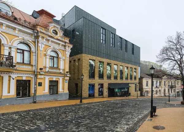 Hafif bir kar yağışı sırasında Podil 'deki Andriyivvsi Tepesi Tiyatrosu