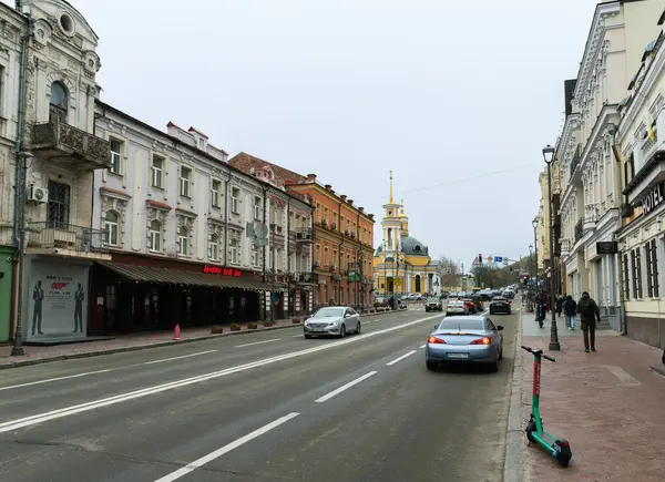 Kyiv, Ukrayna - 7 Nisan 2025: Petra Sahaidachnoho Caddesi ve Kyiv 'deki İsa' nın Doğumu Kilisesi