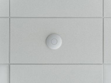 Askıya alınmış tavana kablosuz internet erişim noktası anteninin dipteki görüntüsü. Arkaplan