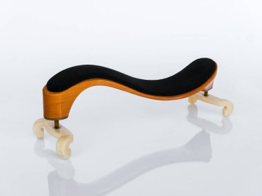 Keman Omuz Dinlenme Yansıması ile beyaz arkaplan izole.