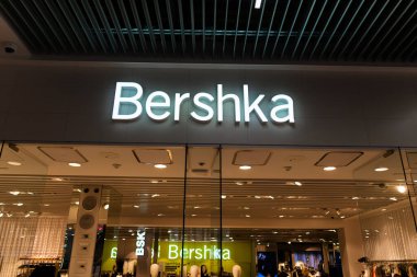 Kyiv, Ukrayna - 29 Aralık 2024: Marka mağazasının girişinde Bershka 'nın parlayan işareti