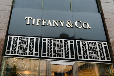 Kyiv, Ukrayna - 29 Aralık 2024: Tiffany & Co. markasının parlayan altın işareti.