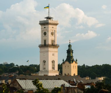 Lviv, Ukrayna - 30 Ağustos 2023: Belediye binası ve Lviv 'deki Latin Katolik Katedrali' nin kuleleri