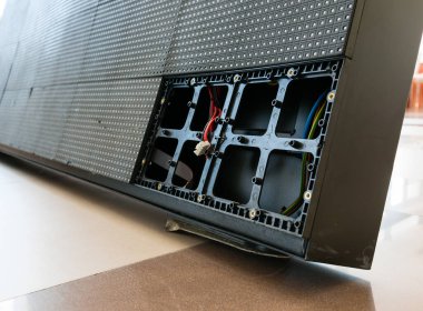 İki kırık LED modülü olan bir spor sahasının LED çevre kabini.