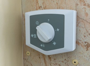 İklim kontrol sisteminin havalandırma yoğunluğu kontrol paneli duvara monte edildi..