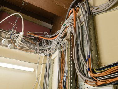 Koruyucu esnek kollu elektrik kabloları, duvarlara monte edilmiş kablo kanallarından geçiriliyor..