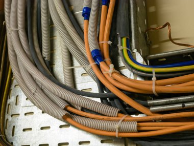 Elektrik kablolarını, duvarlara monte edilmiş kablo kanallarından geçirilmiş koruyucu esnek kollarla kapatın..