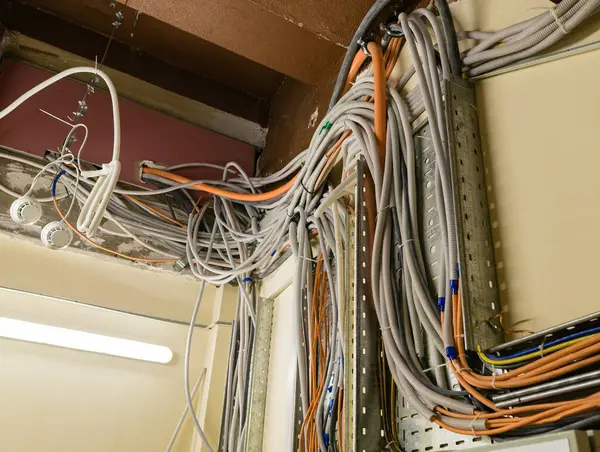 Koruyucu esnek kollu elektrik kabloları, duvarlara monte edilmiş kablo kanallarından geçiriliyor..