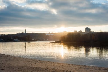 Kyiv, Ukrayna - 24 Kasım 2024: Dolbetsky Adası 'ndan Metro Köprüsü' ne, Kiev-Pechersk Lavra, Diamond Hill Konut Kompleksi gün batımında