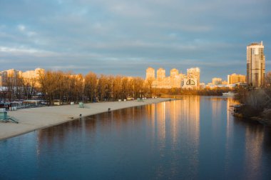 Kyiv, Ukrayna - 24 Kasım 2024: Venedik Boğazı ve İsa 'nın Dirilişi Katedrali gün batımında görülüyor