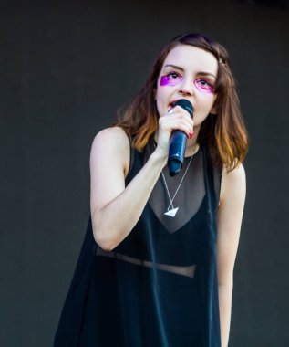 Bonnaroo Müzik ve Sanat Festivali - Chvrches konserde