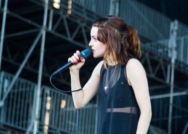 Bonnaroo Müzik ve Sanat Festivali - Chvrches konserde