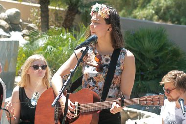 Canavarlar ve İnsanlar 'ın konserinde