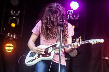 Bonnaroo Müzik ve Sanat Festivali - Kurt Vile konserde