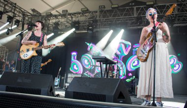 Bonnaroo Müzik ve Sanat Festivali - Waxahatchee konserde