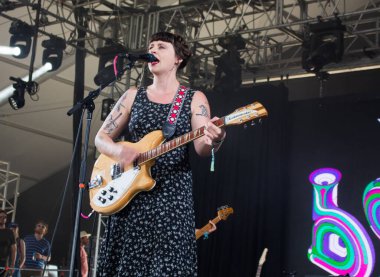 Bonnaroo Müzik ve Sanat Festivali - Waxahatchee konserde