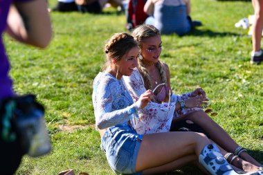 Valilik Balosu - Kalabalık Moda