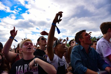 Valilik Balosu - Kalabalık Moda