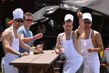 Valilik Balosu - Kalabalık Moda