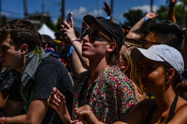 Valilik Balosu - Kalabalık Moda