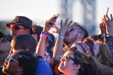 Valilik Balosu - Kalabalık Moda