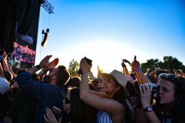 Valilik Balosu - Kalabalık Moda