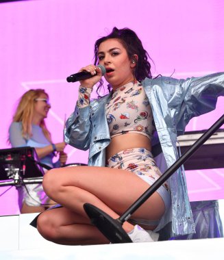 Vali Balosu - Charli XCX konserde