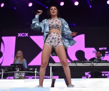 Vali Balosu - Charli XCX konserde
