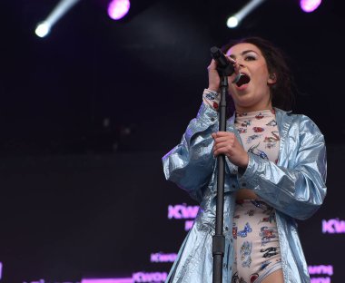 Vali Balosu - Charli XCX konserde
