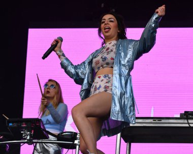 Vali Balosu - Charli XCX konserde