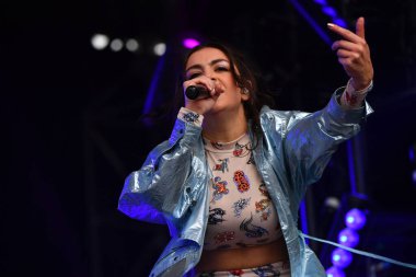 Vali Balosu - Charli XCX konserde