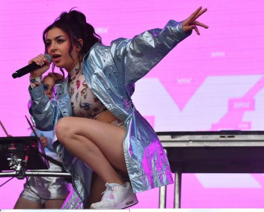 Vali Balosu - Charli XCX konserde